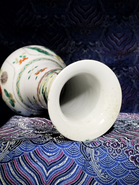 古玩陶瓷五彩山水花卉紋長頸瓶拍賣，當前價格8800元