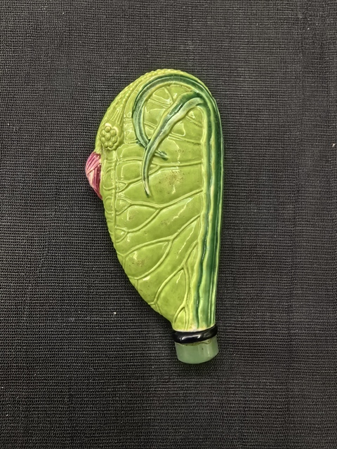 古玩陶瓷清晚期綠釉荷花造型鼻煙壺拍賣，當(dāng)前價格8888元