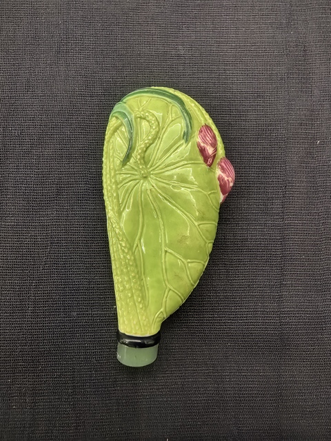 古玩陶瓷清晚期綠釉荷花造型鼻煙壺拍賣，當(dāng)前價格8888元