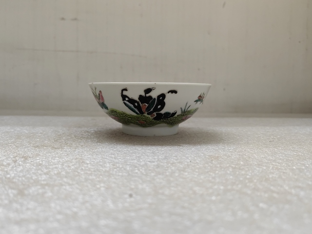 古玩陶瓷粉彩蝶戀花紋碗拍賣,當前價格220元