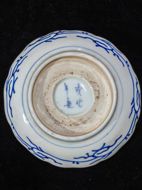 古玩陶瓷日本明治青花落花流水圖葵口盤拍賣，當前價格300元