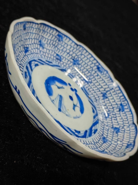 古玩陶瓷日本明治青花落花流水圖葵口盤拍賣，當前價格300元