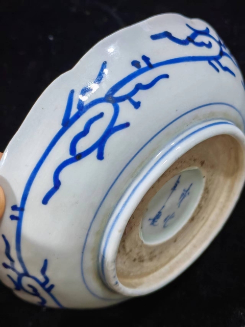 古玩陶瓷日本明治青花落花流水圖葵口盤拍賣，當前價格300元