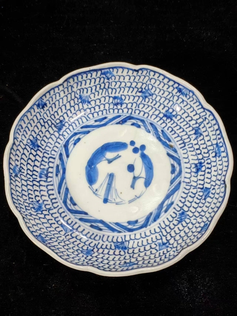 古玩陶瓷日本明治青花落花流水圖葵口盤拍賣，當前價格300元