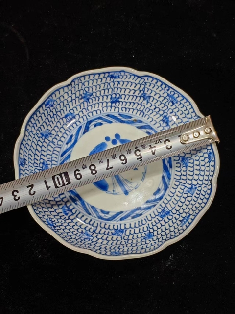 古玩陶瓷日本明治青花落花流水圖葵口盤拍賣，當前價格300元