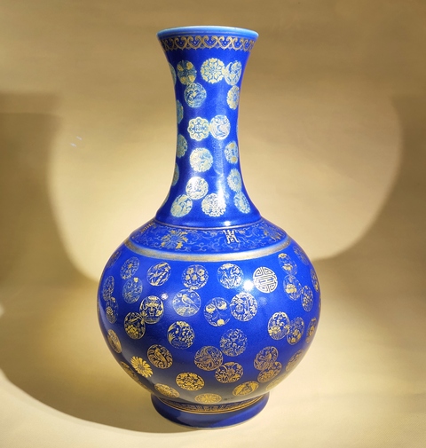 古玩陶瓷【佳士得崔凱精品官窯】清光緒霽藍釉描金皮球花紋玉堂春賞瓶拍賣，當前價格226888元