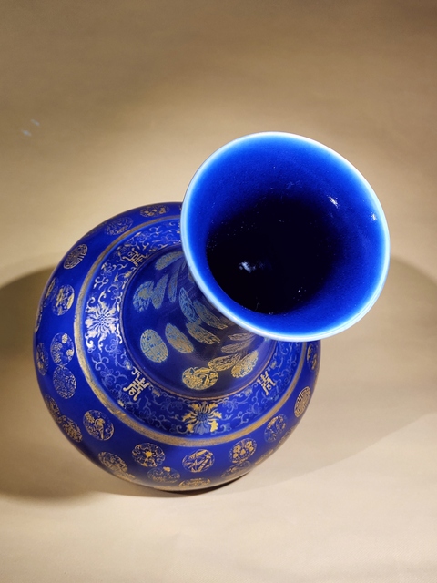 古玩陶瓷【佳士得崔凱精品官窯】清光緒霽藍釉描金皮球花紋玉堂春賞瓶拍賣，當前價格226888元