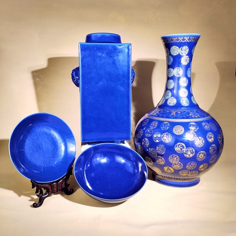 古玩陶瓷【佳士得崔凱精品官窯】清光緒霽藍釉描金皮球花紋玉堂春賞瓶拍賣，當前價格226888元