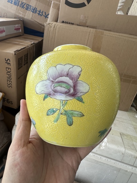 古玩陶瓷黃地軋道粉彩花卉紋茶葉罐拍賣,當前價格3000元