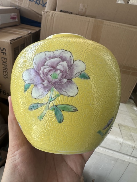 古玩陶瓷黃地軋道粉彩花卉紋茶葉罐拍賣,當前價格3000元