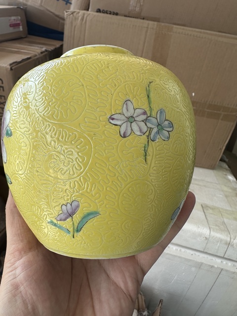 古玩陶瓷黃地軋道粉彩花卉紋茶葉罐拍賣,當前價格3000元