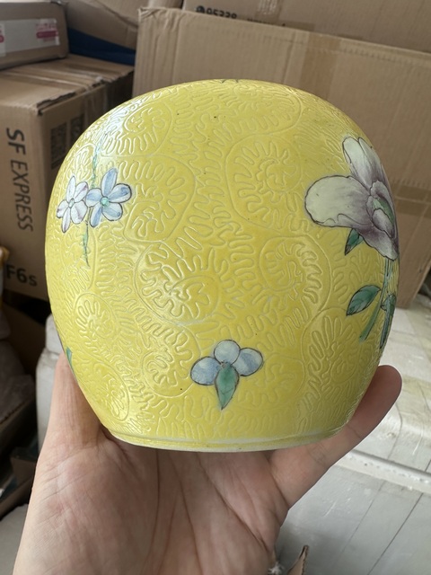 古玩陶瓷黃地軋道粉彩花卉紋茶葉罐拍賣,當前價格3000元