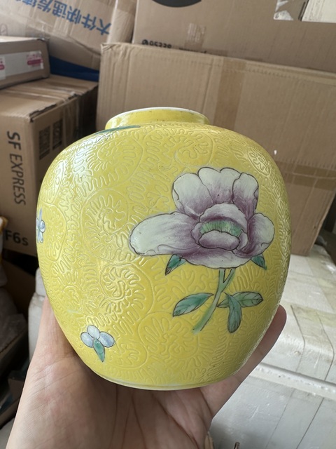 古玩陶瓷黃地軋道粉彩花卉紋茶葉罐拍賣,當前價格3000元