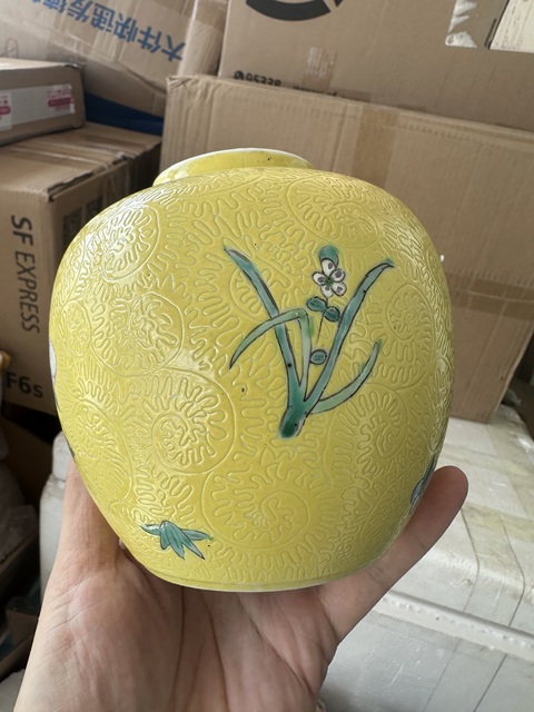 古玩陶瓷黃地軋道粉彩花卉紋茶葉罐拍賣,當前價格3000元