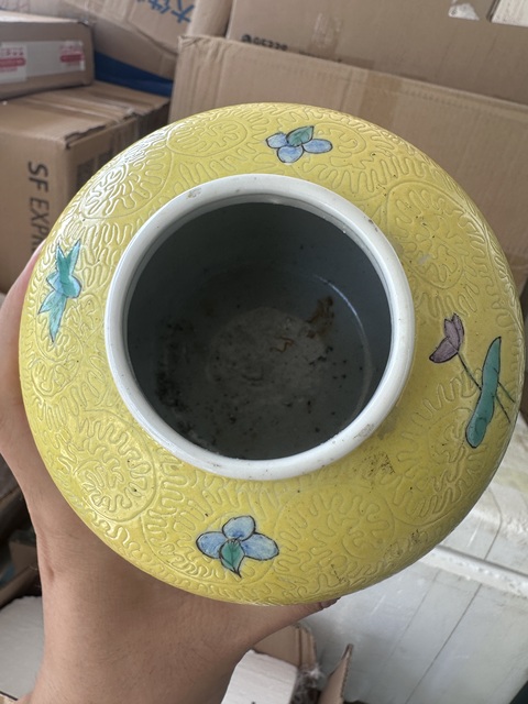 古玩陶瓷黃地軋道粉彩花卉紋茶葉罐拍賣,當前價格3000元