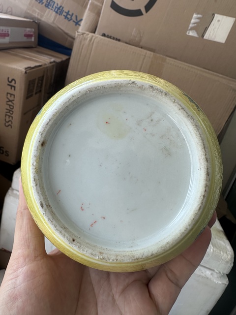 古玩陶瓷黃地軋道粉彩花卉紋茶葉罐拍賣,當前價格3000元