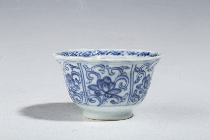 古玩陶瓷清·康熙·青花開窗纏枝蓮紋花口杯拍賣，當(dāng)前價格1500元