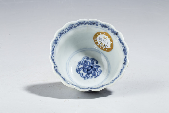 古玩陶瓷清·康熙·青花開窗纏枝蓮紋花口杯拍賣，當(dāng)前價格1500元