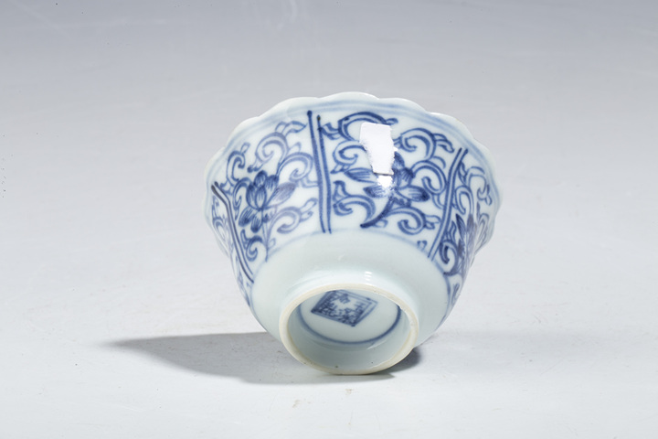 古玩陶瓷清·康熙·青花開窗纏枝蓮紋花口杯拍賣，當(dāng)前價格1500元