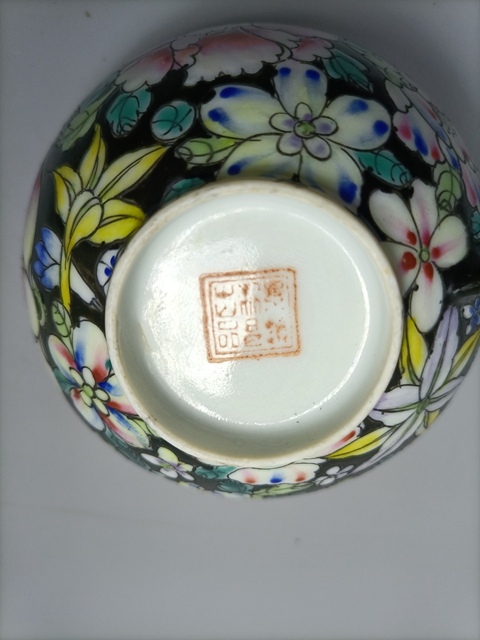 古玩陶瓷民國墨地粉彩花卉把杯拍賣，當前價格680元