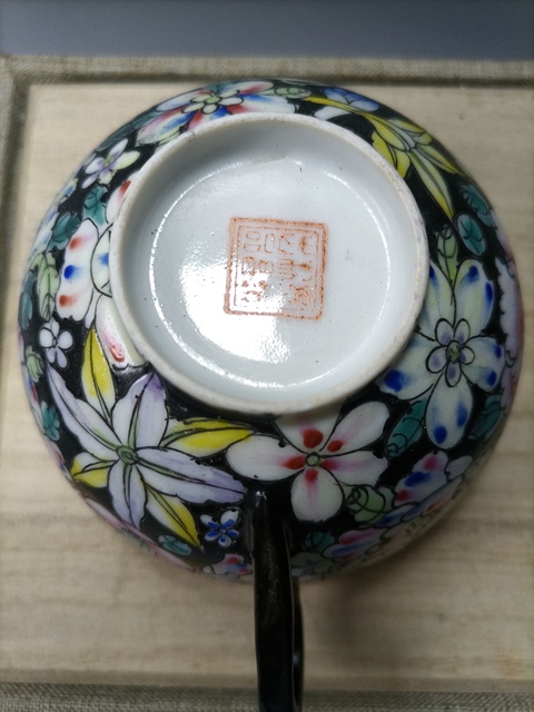 古玩陶瓷民國墨地粉彩花卉把杯拍賣，當前價格680元