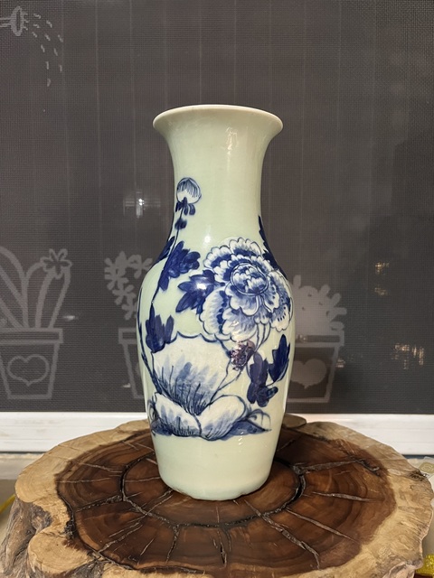 古玩陶瓷豆青釉青花堆白花卉紋小尺瓶拍賣,當前價格3500元