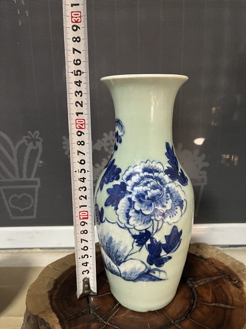 古玩陶瓷豆青釉青花堆白花卉紋小尺瓶拍賣,當前價格3500元