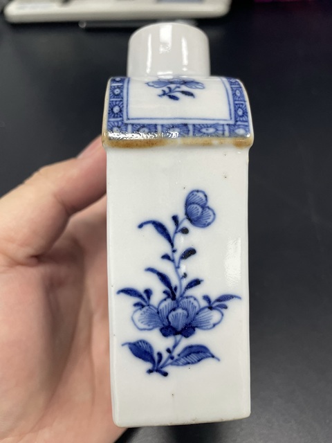 古玩陶瓷清乾隆·青花洞石花卉紋茶葉罐拍賣,當(dāng)前價格3380元