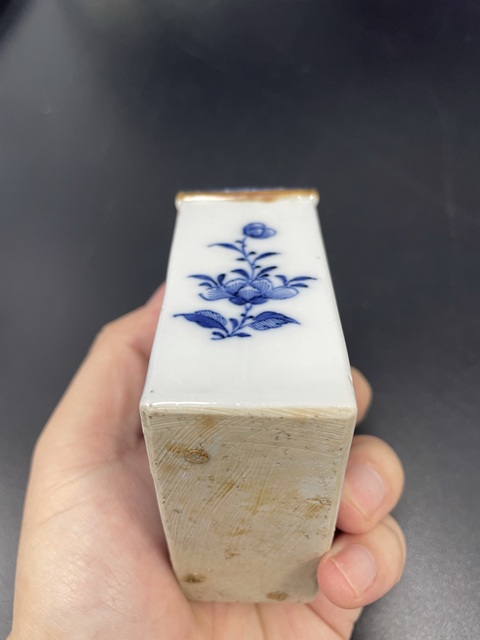 古玩陶瓷清乾隆·青花洞石花卉紋茶葉罐拍賣,當(dāng)前價格3380元