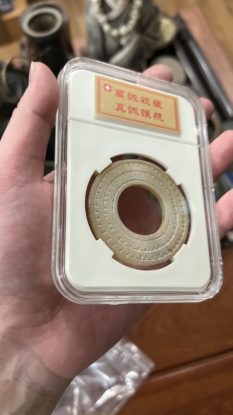 古玩玉器戰(zhàn)國(guó)點(diǎn)刻紋壁拍賣(mài),當(dāng)前價(jià)格666元