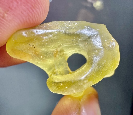 古玩玉器天然孔洞玻璃隕石  (世界上最純凈的天然玻璃)拍賣，當前價格0元