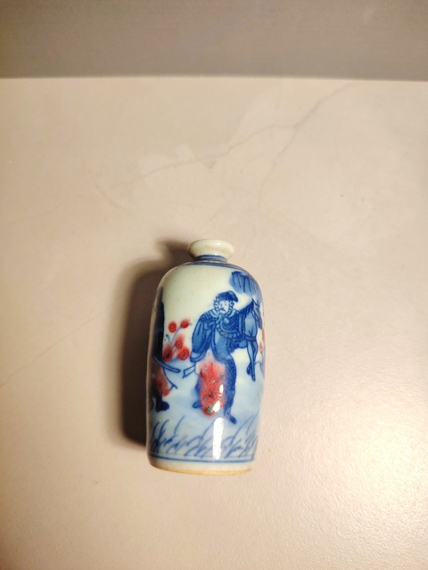 中国骨董　清中期　青花釉裏紅　人物　鼻煙壺　翡翠蓋　骨杓 青花山水圖鼻煙壺,青花釉裏紅人物圖鼻煙壺,粉彩嬰戲圖鼻煙壺三件