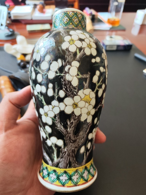 古玩陶瓷晚清梅紋瓶拍賣,當前價格2860元