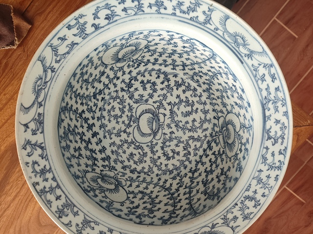 古玩陶瓷清中晚·青花纏枝花卉紋凈手盆真品鑒賞圖
