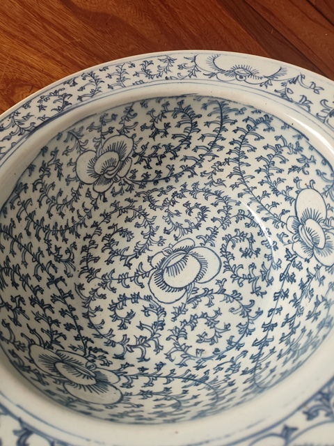 古玩陶瓷清中晚·青花纏枝花卉紋凈手盆真品鑒賞圖