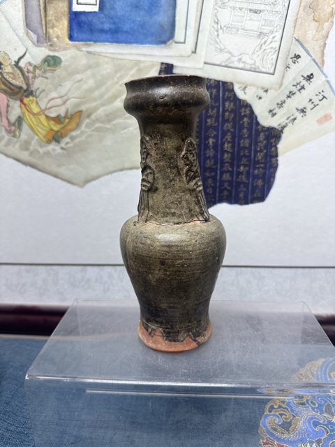 古玩陶瓷宋代精品雕人物長頸瓶拍賣，當前價格999元