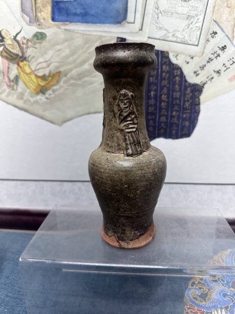 古玩陶瓷宋代精品雕人物長頸瓶拍賣，當前價格999元