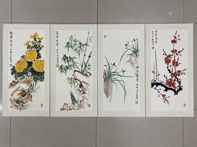 古玩字畫僅此一套,老年書畫家協會會員,實力派畫家精品力作,國畫卡紙梅蘭竹菊四條屏收藏結緣拍賣,當前價格599元