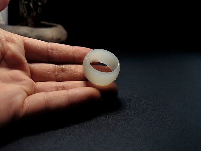 古玩玉器（一口價(jià)放漏）和田玉雕“指環(huán)”拍賣，當(dāng)前價(jià)格1500元