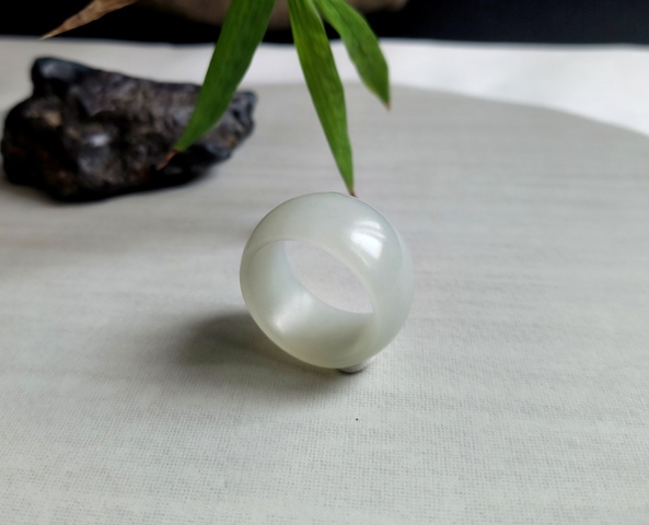 古玩玉器（一口價(jià)放漏）和田玉雕“指環(huán)”拍賣，當(dāng)前價(jià)格1500元