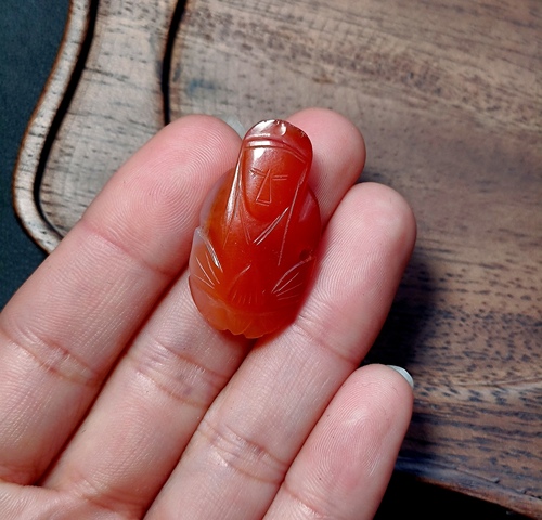 古玩玉器(放漏拍)清代紅瑪瑙雕“觀音帽花”拍賣,當前價格550元
