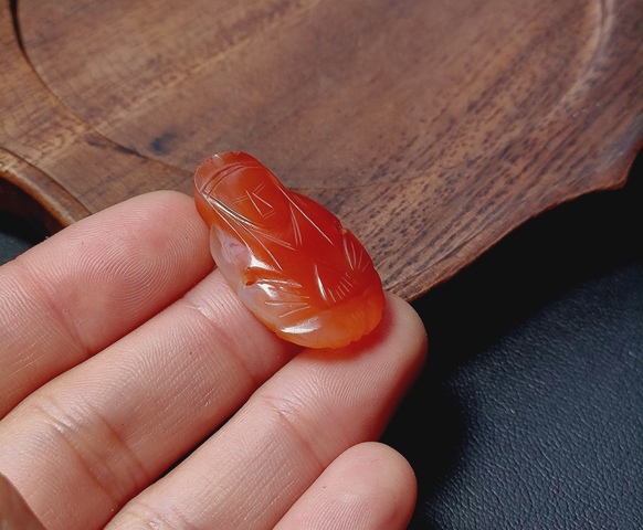 古玩玉器(放漏拍)清代紅瑪瑙雕“觀音帽花”拍賣,當前價格550元