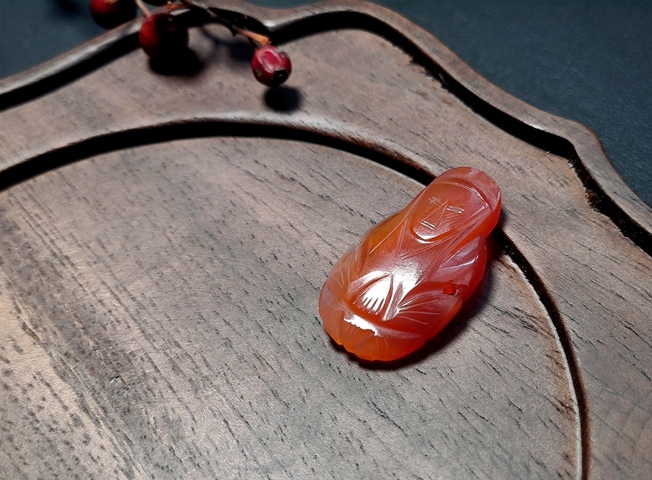 古玩玉器(放漏拍)清代紅瑪瑙雕“觀音帽花”拍賣,當前價格550元