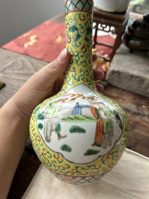 古玩陶瓷清光緒 黃地粉彩纏枝蓮開窗五彩人物紋瓶拍賣,當前價格3800元