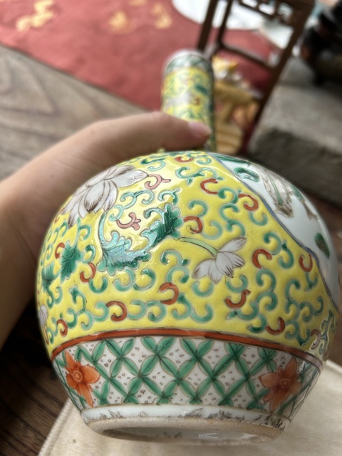 古玩陶瓷清光緒 黃地粉彩纏枝蓮開窗五彩人物紋瓶拍賣,當前價格3800元