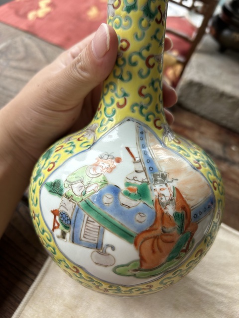 古玩陶瓷清光緒 黃地粉彩纏枝蓮開窗五彩人物紋瓶拍賣,當前價格3800元