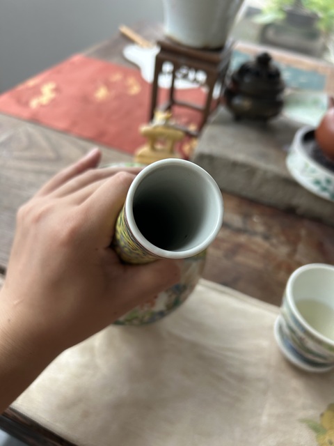 古玩陶瓷清光緒 黃地粉彩纏枝蓮開窗五彩人物紋瓶拍賣,當前價格3800元
