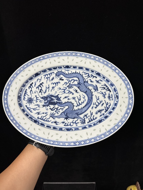 古玩陶瓷晚清官窯畫片五爪龍青花玲瓏龍紋大盤拍賣，當前價格2500元