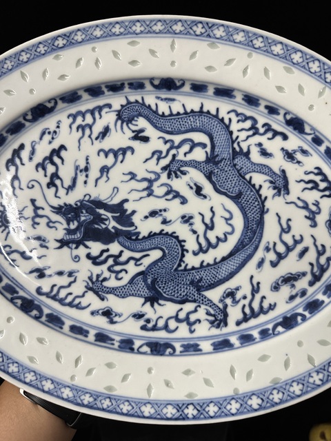 古玩陶瓷晚清官窯畫片五爪龍青花玲瓏龍紋大盤拍賣，當前價格2500元