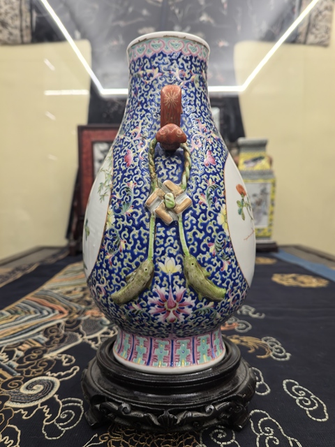 古玩陶瓷藍(lán)地粉彩開光洞石花卉紋如意耳尊拍賣，當(dāng)前價(jià)格8888元